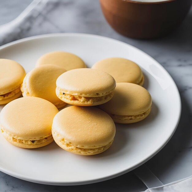 Photo vue rapprochée des macarons sur une petite assiette blanche