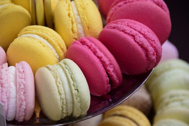 Vue rapprochée des macaroons colorés dans l'assiette