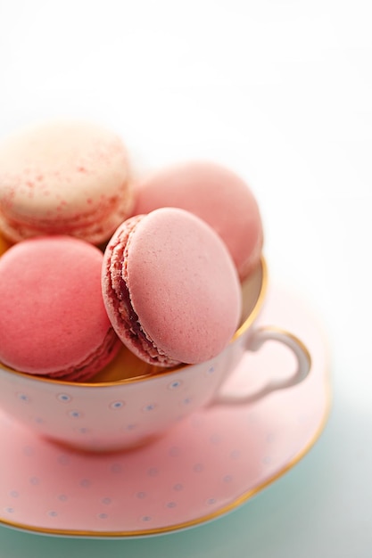 Vue rapprochée des macaroons dans une tasse