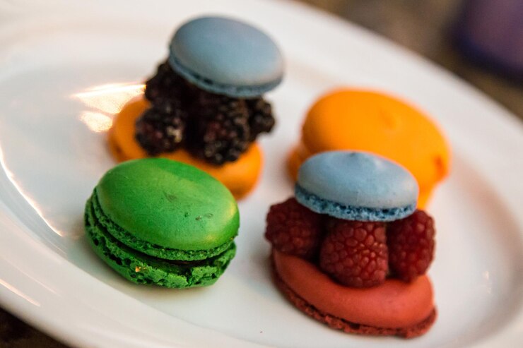Photo vue rapprochée des macaroons multicolores servis sur la table