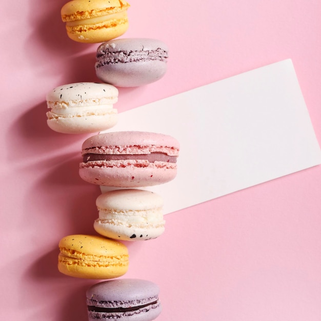 Vue rapprochée des macaroons sur la table