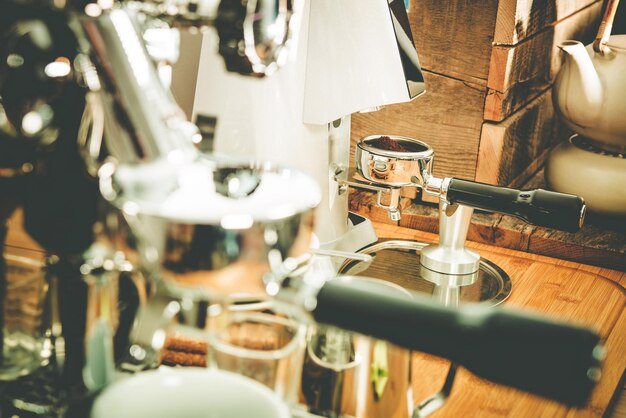 Photo vue rapprochée d'une machine à expresso dans un café