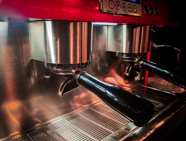 Vue rapprochée d'une machine à expresso dans un café