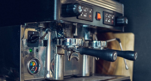 Photo vue rapprochée d'une machine à expresso professionnelle avec portafiltre