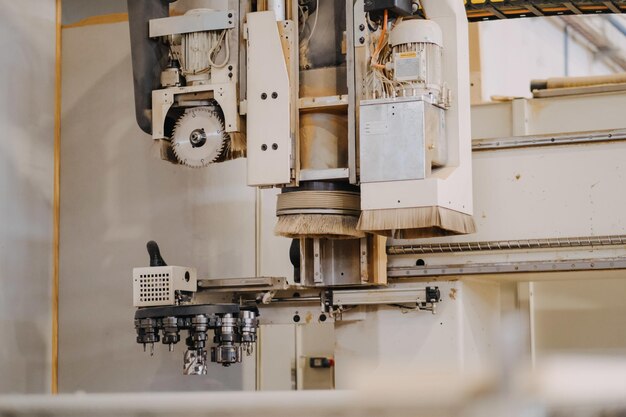 Vue rapprochée d'une machine sur un mur