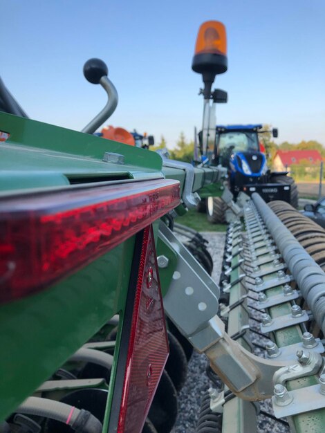 Photo vue rapprochée des machines agricoles contre un ciel dégagé