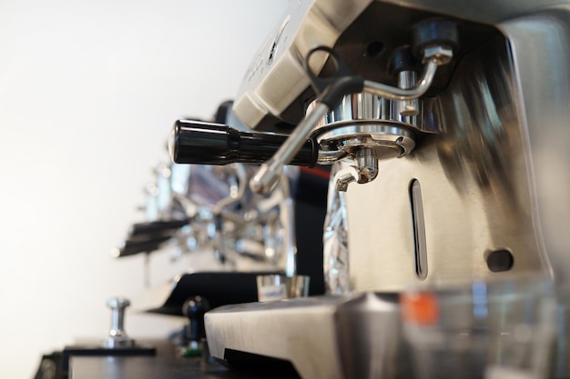 Photo vue rapprochée des machines contre le mur dans un café