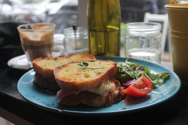 Vue rapprochée de la madame croque sur assiette