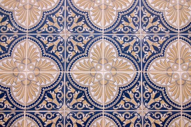 Vue rapprochée des magnifiques œuvres d&#39;art de la céramique portugaise azulejo.