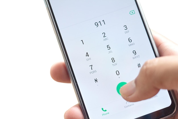 Vue rapprochée de la main à l'aide d'un téléphone portable