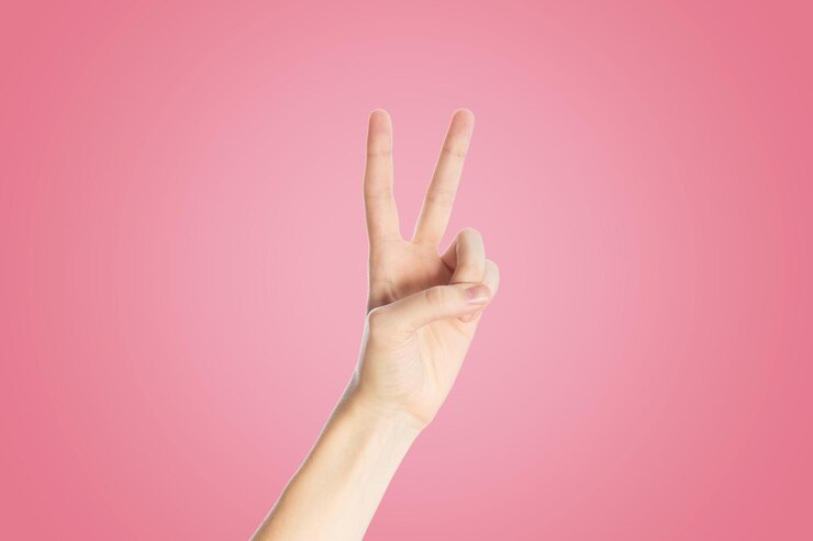 Photo vue rapprochée d'une main humaine sur un fond rose