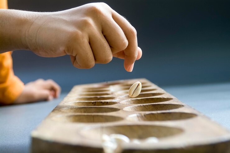 Photo vue rapprochée d'une main jouant avec des coquillages sur la table