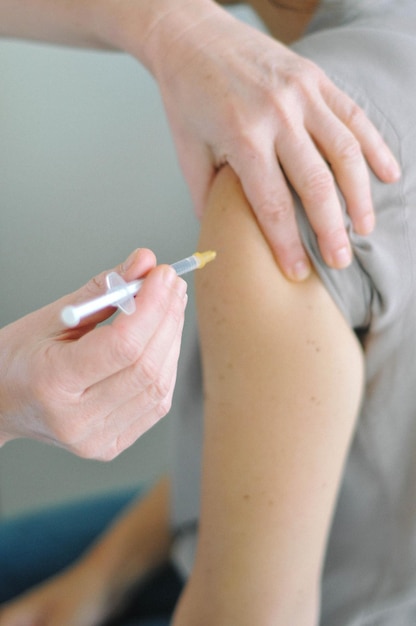 Vue rapprochée de la main qui injecte