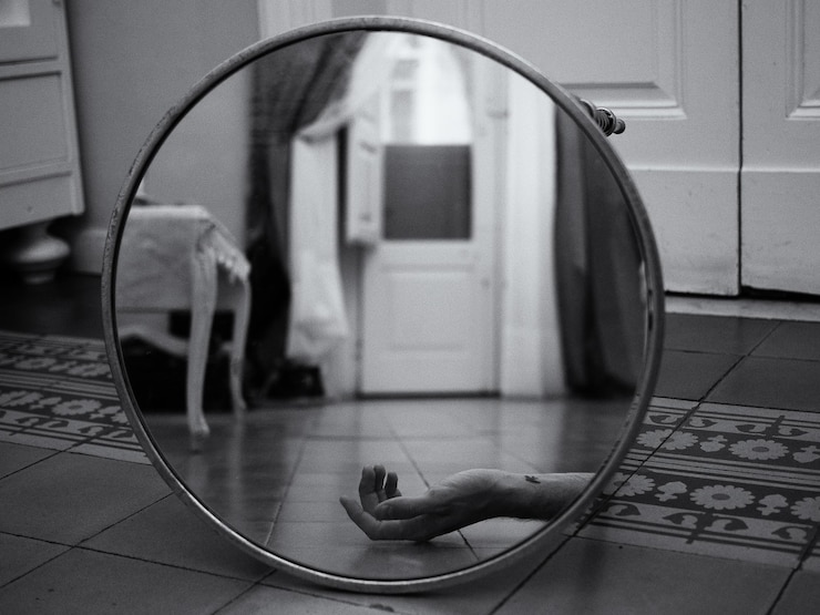 Photo vue rapprochée de la main se reflétant dans le miroir à la maison