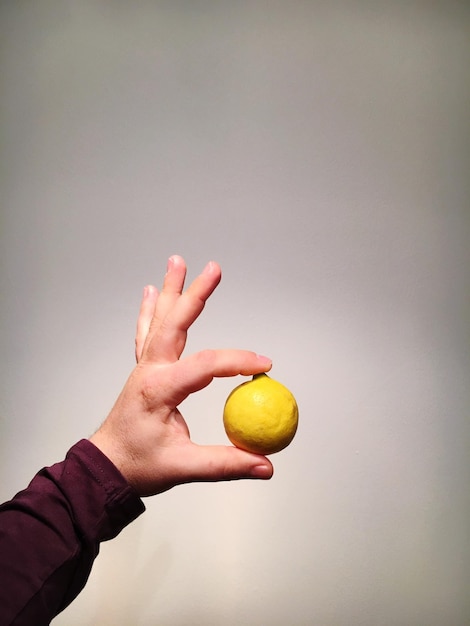 Vue rapprochée d'une main tenant un citron