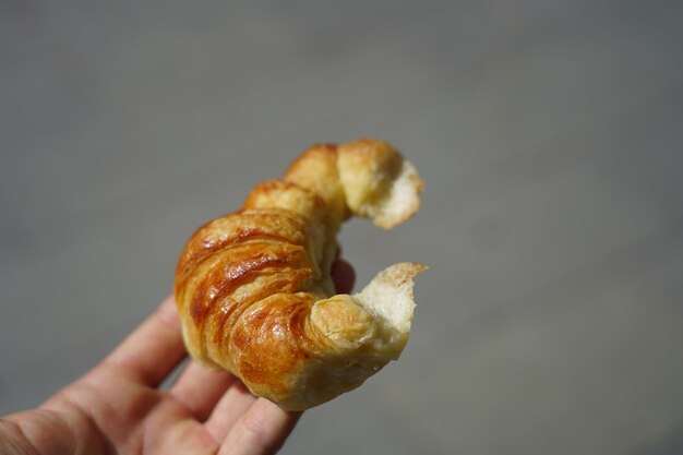 Photo vue rapprochée d'une main tenant de la crème glacée