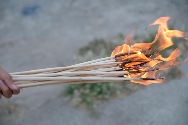 Photo vue rapprochée d'une main tenant une feuille en feu