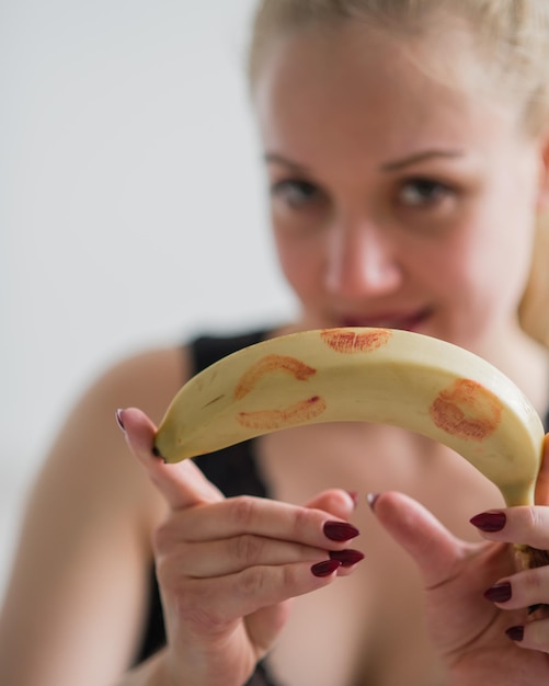 Vue rapprochée d'une main tenant des fruits