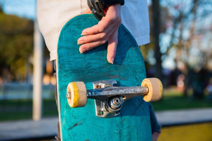 Photo vue rapprochée de la main tenant le skateboard