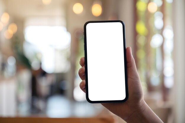 Vue rapprochée d'une main tenant un smartphone