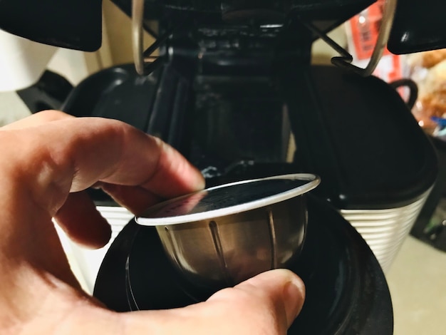 Photo vue rapprochée d'une main tenant une tasse de café