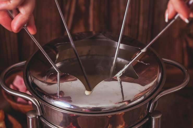 Photo vue rapprochée de la main versant une boisson dans un verre