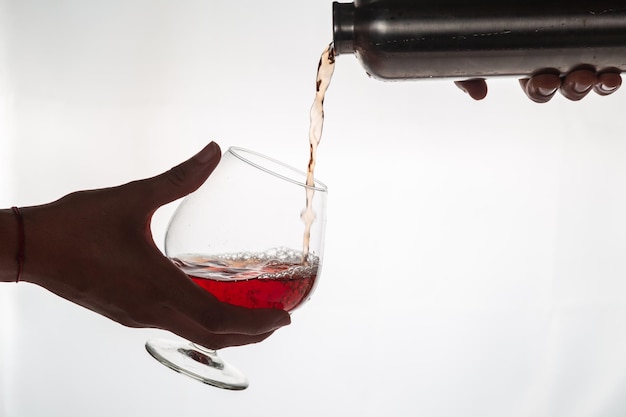 Photo vue rapprochée de la main versant de l'eau dans un verre