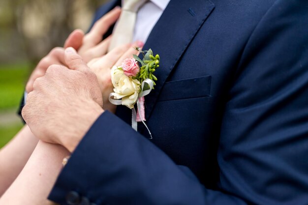 Vue rapprochée des mains du couple de mariage Mains du couple marié romantique