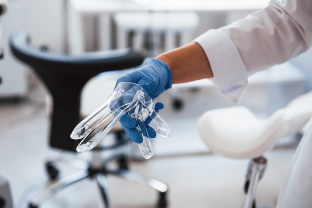 Vue rapprochée des mains d'une femme médecin qui détient un instrument spéculum.