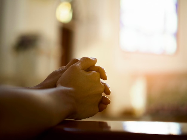 Vue rapprochée des mains d'une femme