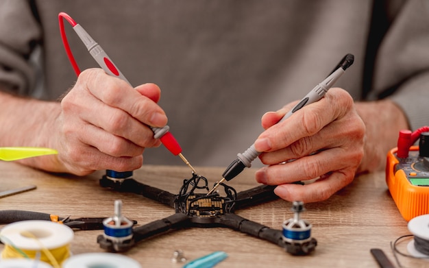 Technicien Optique Réparant Des Lunettes Avec Un Tournevis