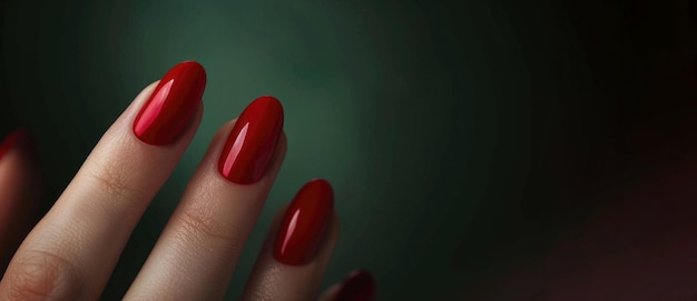 Vue rapprochée des mains d'une jeune femme avec une manucure rouge foncé sur les ongles