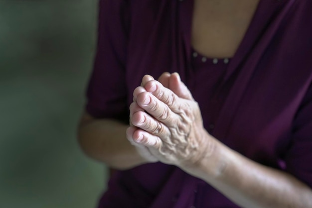 Vue rapprochée des mains jointes en prière