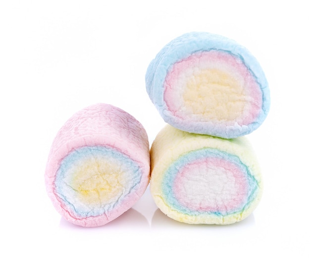 Vue rapprochée de marshmallows multicolores sur un fond blanc