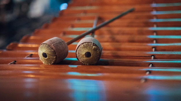 Vue rapprochée des marteaux sur un xylophone en bois