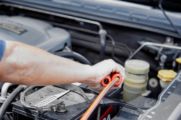 Vue rapprochée d'un mécanicien réparant un moteur de voiture