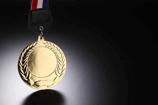 Vue rapprochée de la médaille d'or sur fond noir