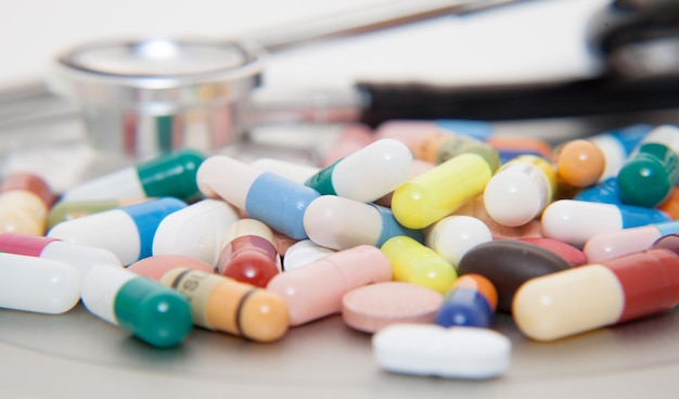Vue rapprochée des médicaments sur la table