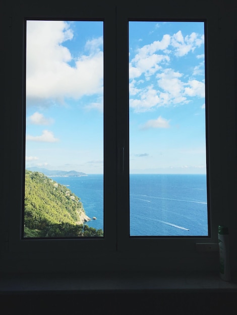 Photo vue rapprochée de la mer sur le ciel vue par la fenêtre