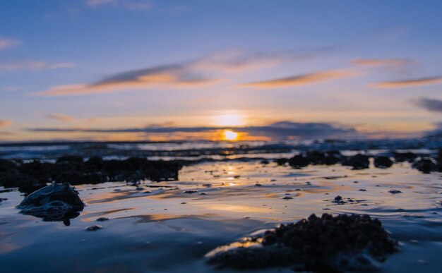 Photo vue rapprochée de la mer contre le ciel au coucher du soleil
