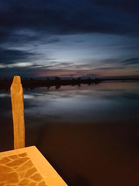 Photo vue rapprochée de la mer contre le ciel au coucher du soleil