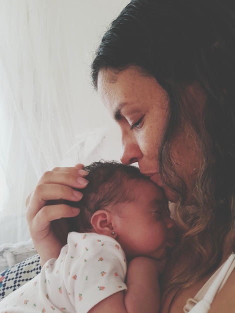 Photo vue rapprochée d'une mère avec son nouveau-né