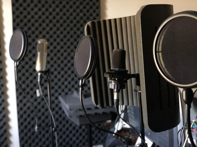 Photo vue rapprochée des microphones dans un studio d'enregistrement