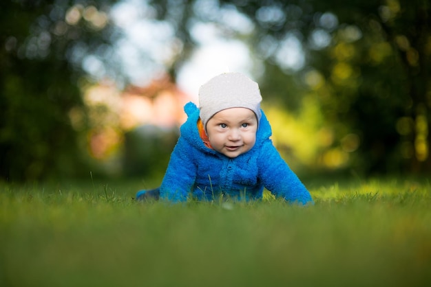 Vue rapprochée d'un mignon garçon souriant dans l'herbe