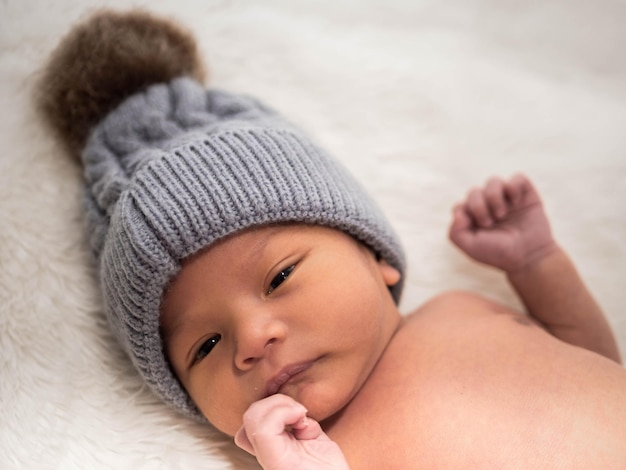 Photo vue rapprochée d'un mignon petit garçon allongé à la maison