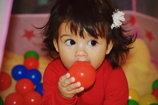 Photo vue rapprochée d'une mignonne petite fille jouant à la maison