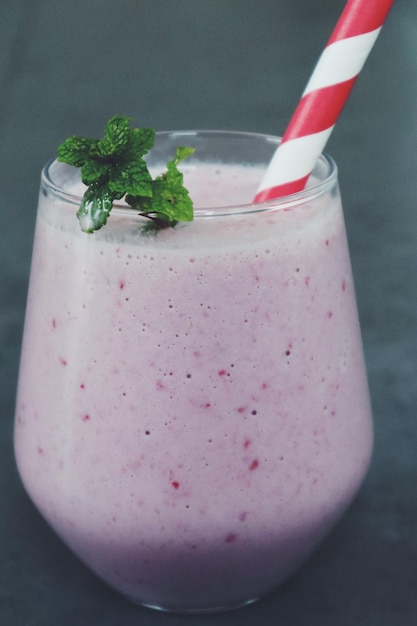 Vue rapprochée d'un milk-shake dans un verre