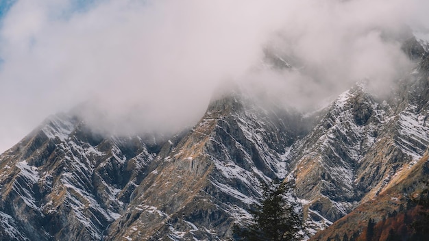 Vue rapprochée de la montagne enneigée