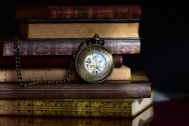 Vue rapprochée d'une montre de poche avec des livres