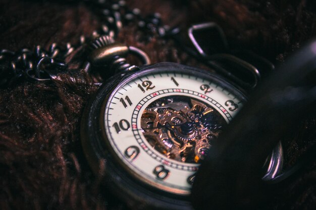 Photo vue rapprochée d'une montre de poche